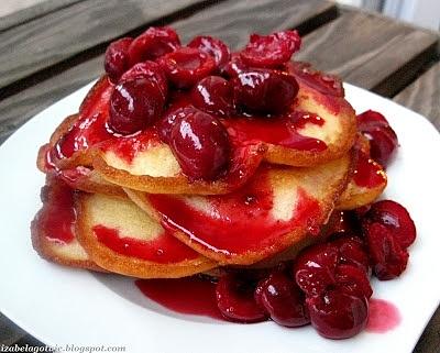 Waniliowe pancakes z wiśniami