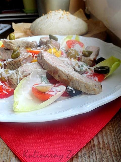 Antrykot w sałatce z cykorią i pomidorkami koktajlowymi z parmezanem i sosem czosnkowym