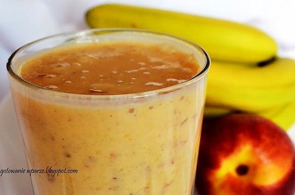 Koktajl bananowy z nektarynką i siemieniem lnianym