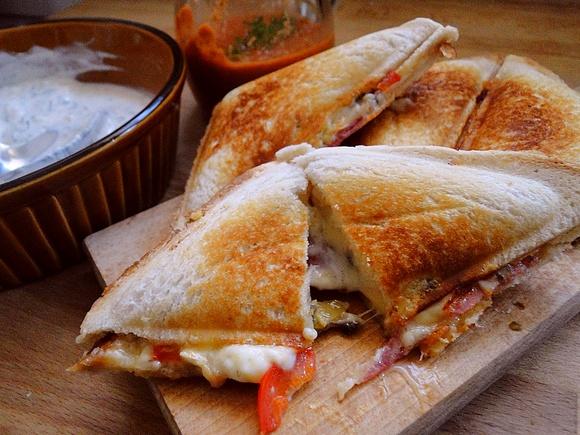 Kanapka na ciepło z serem brie, pieczarkami i salami