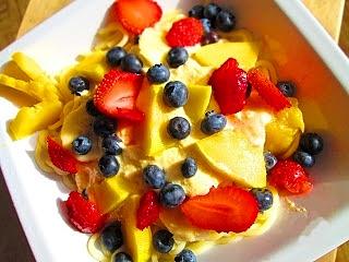 Makaron z twarogiem mango i owocami