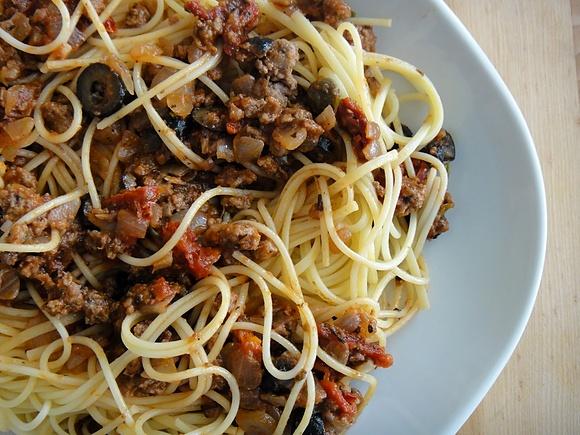 Spaghetti po hiszpańsku z mięsem mielonym i oliwkami