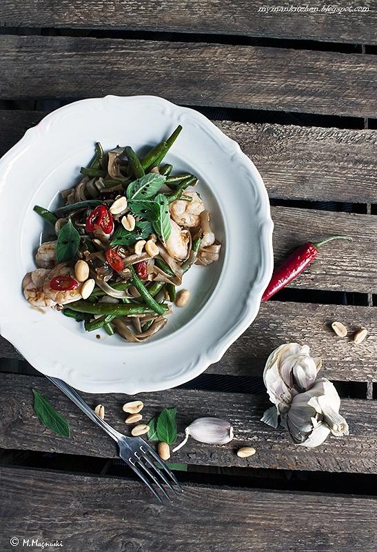 Stir-fry z fasolką szparagową, miętą, krewetkami i sosem sojowym