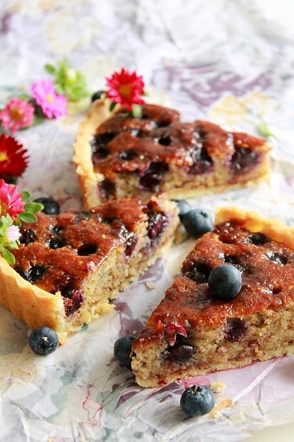 Tarta migdałowa z borówkami i dżemem truskawkowym