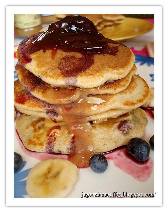 Śliwkowe pełnoziarniste pancakes z syropem lawendowo-jagodowym