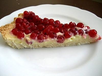 Tarta z budyniem i czerwonymi porzeczkami na lato