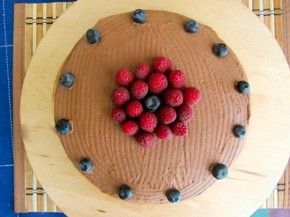Tort letnich smaków z malinami i borówkami