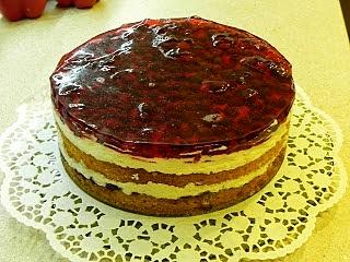 Domowy tort ze śmietaną i borówkami