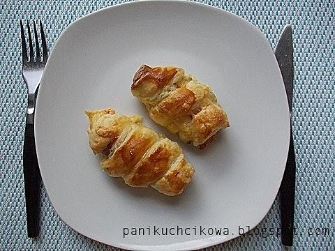 Parówki w cieście francuskim z farszem z pieczarek i sera żółtego