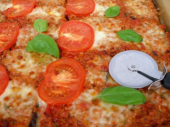 Pizza bolońska na spodzie z bakłażana