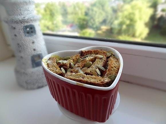 Pudding chlebowy ze śliwkami