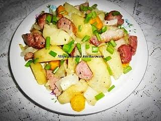 Ziemniaki z boczkiem i kiełbasą pieczone w piekarniku