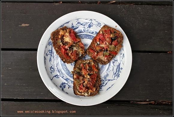 Bruschetta z oliwkami i kaparami
