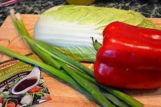Aromatyczna surówka z pestkami dyni i pesto peperoncino