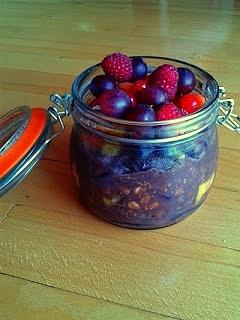Chocomeal in a jar z śliwkami i mango na noc