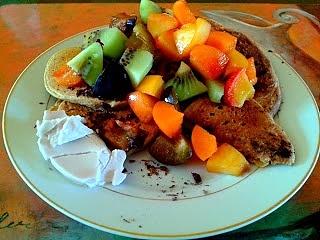 Odwrócone pancakes z bananem i owocami z coconut cream i czekoladą