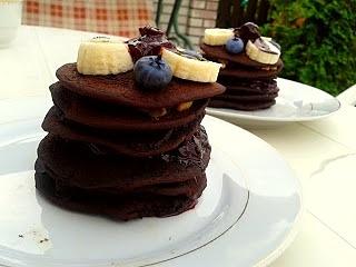 Fasolowo-kakaowe pancakes z daktylami, kokosowym masłem i dżemem wiśniowym