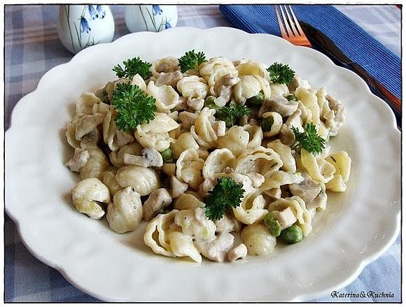 Muszle conchiglie z kurczakiem i pieczarkami w sosie śmietanowym