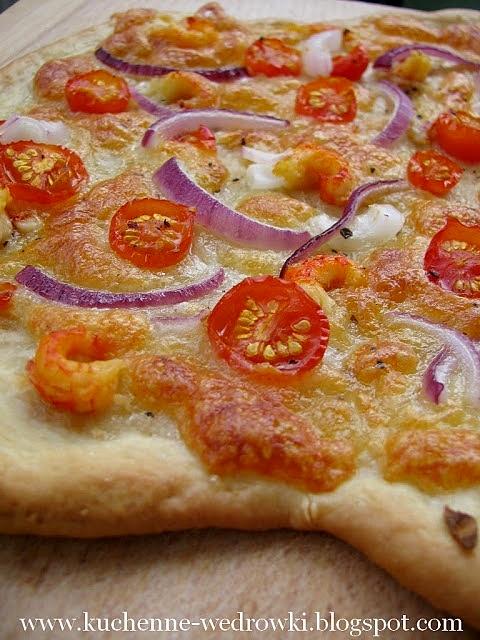 Pizza z oliwą, mozzarellą i pomidorkami