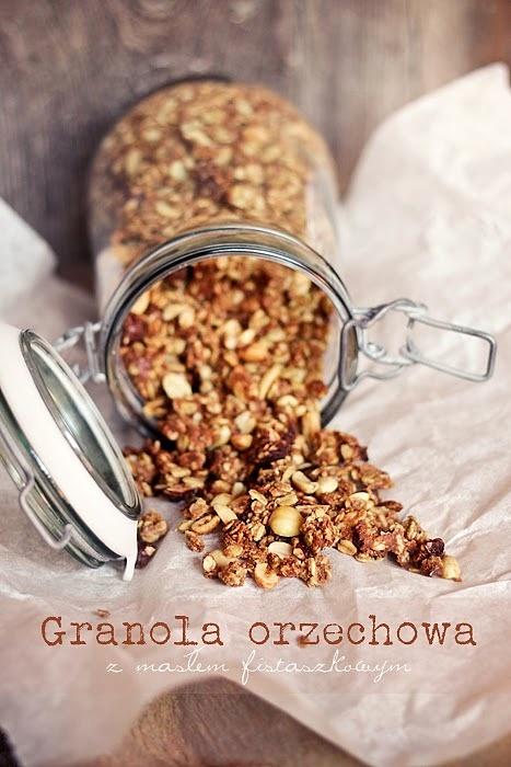 Orzechowa granola z masłem orzechowym i otrębami