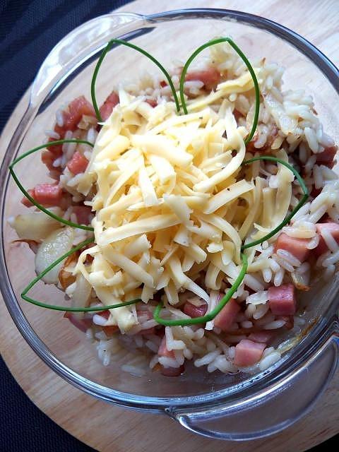Ryż parboiled z cebulką serem żółtym i kiełbasą