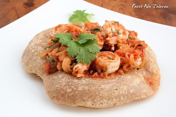 Curry z krewetek na chlebku puri