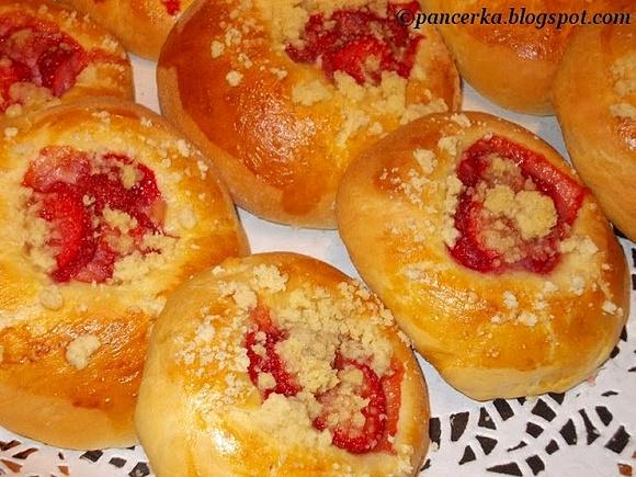Drożdżówki z truskawkami