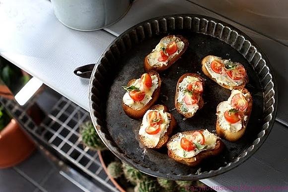 Crostini z ziołowym twarożkiem