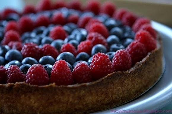 Tarta na kwaśnej śmietanie z owocami i kruchym spodem