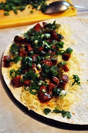 Quesadillas z chorizo i smażonym jajkiem
