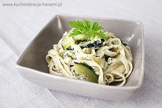 Makaron z cukinią w sosie śmietanowym