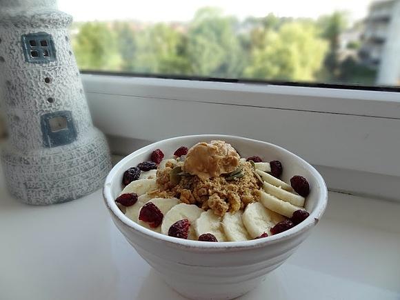 Gruszkowa jaglanka z bananem, żurawiną i granolą