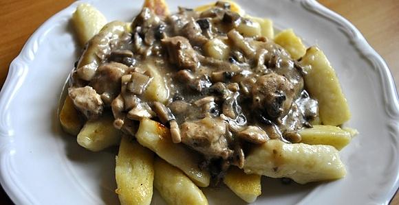 Kopytka z sosem pieczarkowym i karkówką