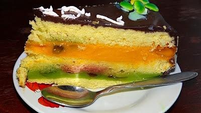 Tort kubusiowy z budyniem i kolorowymi żelkami
