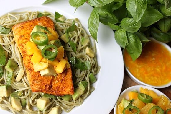 Imbirowo pomarańczowy łosoś na zielonym makaronie z salsą mango i awokado