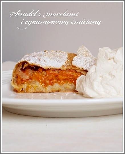 Strudel z morelami i cynamonową śmietaną
