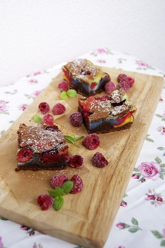 Kolorowe sernikobrownie z malinami