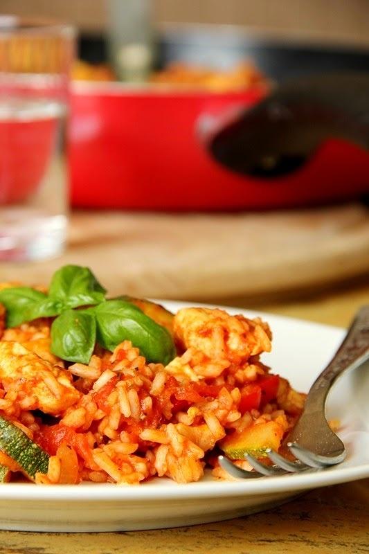 Lekka paella z kurczakiem, cukinią i ziołami