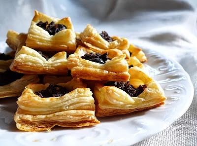 Francuskie kwadraciki z pastą śródziemnomorską