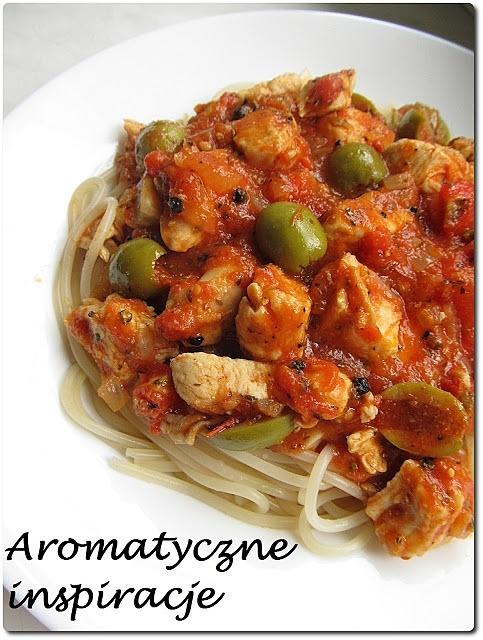Spaghetti z kurczakiem i oliwkami w sosie napoli