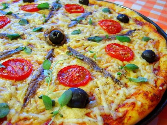Pizza z serem Gouda, anchois i pomidorami