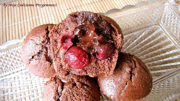 Kakaowe muffinki z płynną czekoladą i wiśniami