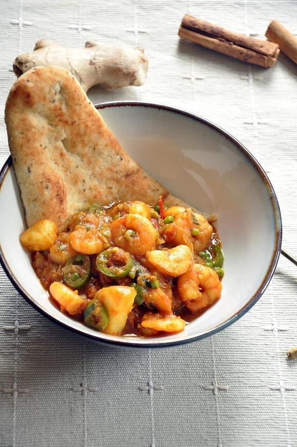 Pikantne curry z krewetkami i ziemniakami