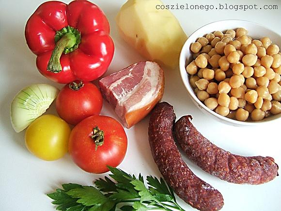 Psiankowaty gulasz z chorizo