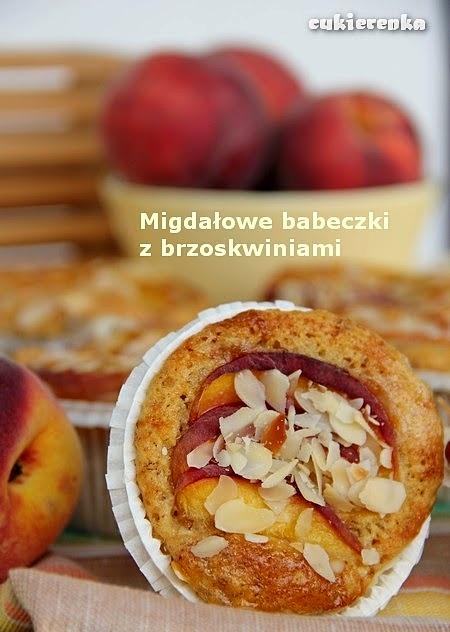 Migdałowe babeczki z brzoskwiniami