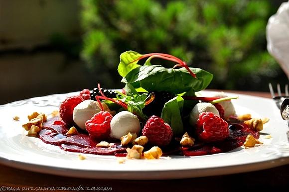 Carpaccio z buraków z malinami i kozim serkiem