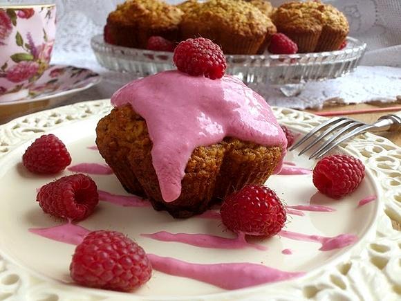 Owsiane muffiny malinowe z daktylami