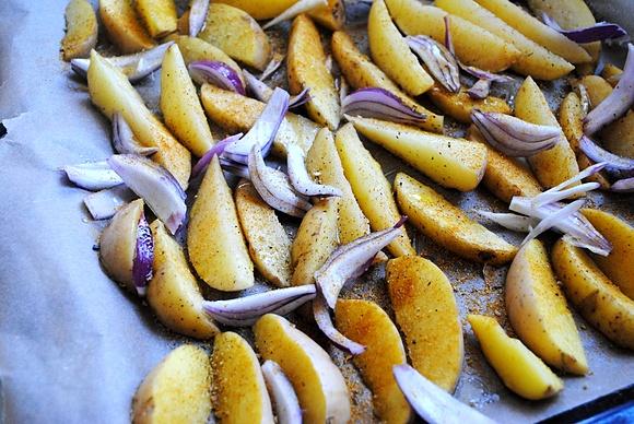 Pieczone ziemniaki z czerwoną cebulą