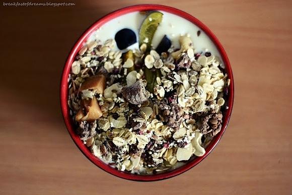 Jogurt naturalny ze śliwkami i musli