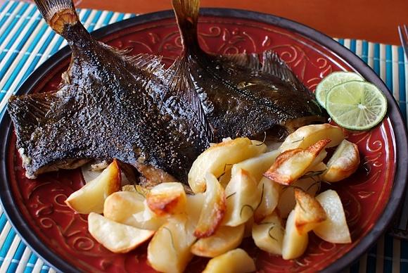 Flądra z pieczonymi ziemniakami i rozmarynem